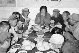 老照片：人民公社食堂最早的大锅饭；吃饭不要钱，努力搞生产图片