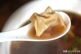 镇江小巷子里的下午茶摊，一碗馄饨火了40年，8元1碗吃不够图片