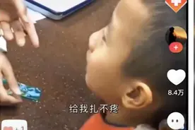 5岁男孩打针嘴不停，边称赞护士边安慰自己，表情到位很可爱图片