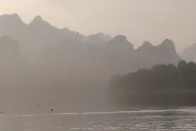 在桂林，乘坐古色古香的竹筏在漓江上欣赏风景很有韵味哦图片