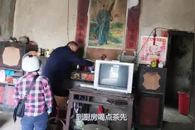 老男孩上门给大叔家去维修，喝喝茶聊聊天，暖身又暖心视频封面