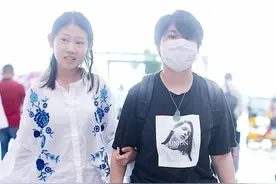 小沈阳女儿跟妈走机场，模样像爸超洋气，阔腿裤搭衬衫比妈妈时髦图片