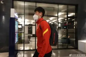 行李过多导致包机晚点20分钟，国足抵达沙迦闭门苦练，足协包下整座酒店图片