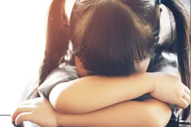 父母做这8件事，童年负面经验就不会影响孩子一生(附书单)图片