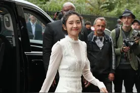 唐艺昕笑起来露出两个小梨涡，美丽又迷人图片