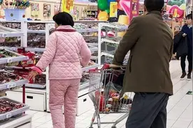 农村过年时，为啥大多数女人喜欢穿睡衣出门？大妈说出了实情图片
