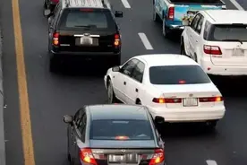 武汉开车大家遇到不打转向灯近距离变道的出了事故到底谁的责任？图片