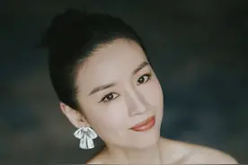董洁母子现身，12岁的顶顶越来越像潘粤明，曾表达自己想见爸爸图片