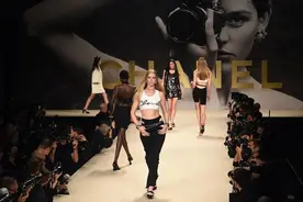 CHANEL大秀“穿越”了，80年代的T台到底有多精彩？图片