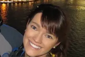 澳洲女老师辜负家长信任，在学校亲了14岁男学生，被判刑近4年图片