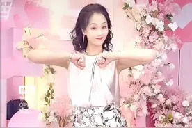 “富婆”李颖罕晒生活照，穿半身裙跳舞似少女，直播捞金停不下来图片