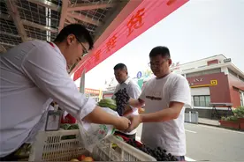 通道流量助特产销售“地摊”摆进了高速公路服务区图片