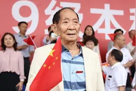 “超级网红”袁隆平出席大学开学典礼，上演大型“追星”现场视频封面
