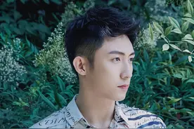 花衬衫和黄景瑜的气质太搭了，潮男时尚感扑面而来图片