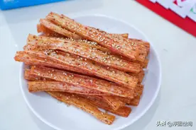 揭秘网红零食辣条制作生产过程，看完后终于可以放心吃了图片