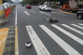 吓人！济南一市民骑电动车被撞飞一米远，“多亏头盔救了我一命”图片
