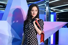 杨幂身材纤细如少女，黑色波点裙十分凸显气质图片