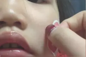 幼师在孩子脸上贴纸，回家后妈妈大喊心疼：咋不贴她自己脸上图片