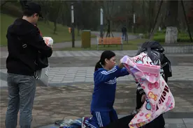 “一个孩子挺好的！”为啥不愿生二胎？独生子女父母说出心里话图片