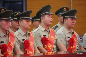 武警第二机动总队某支队30余名老兵挥别军营图片