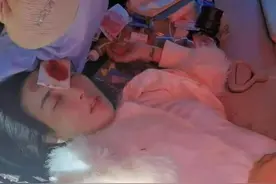 33岁知名女星云南发生车祸，伤情严重被缝54针，网友：好揪心图片