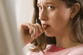 你必须满足我的需求，否则我就痛苦给你看！心理学解析受害者心理图片