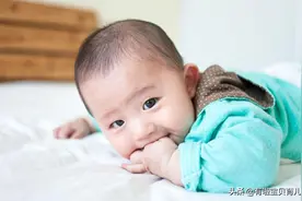 宝宝趴着玩的好处竟然这么多，这些训练方法都拿去「有啦育儿」图片