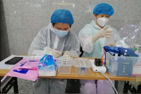 驻守北站“蒸桑拿”，他们说要“坚守到市民都摘下口罩那一刻”图片