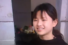 你孝顺的样子真美！17岁女孩身患重病 仍辍学打工照顾患病养母图片