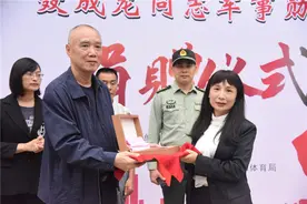 让革命精神代代相传！青川籍老红军后代将三枚勋章捐赠给家乡图片