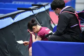 伊藤美诚丢冠落泪！石川佳纯大逆转夺冠，开心拥抱中国教练图片