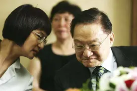 当年有人取笔名“金庸新”，写下《九阴九阳》，销量超过四百万册图片
