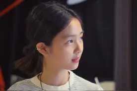 黄磊15岁女儿长大了！颜值水灵长腿纤细吸睛，身高已看齐何炅图片