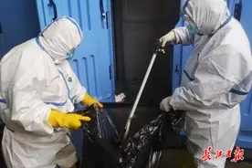 方舱公厕突击队：高峰时每天处理10余吨粪水图片
