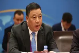 江苏首富陈建华，身家高达2600亿元，每天坐直升机上下班图片