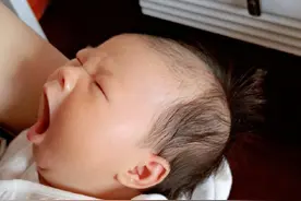 宝宝明明很困了却拼命反抗哄睡，是咋回事儿？可能是这几种原因图片