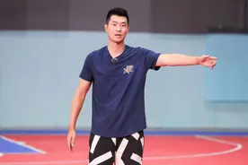 辽宁再现王仕鹏悲剧？15岁2米1少年交不起3000元篮球学费改练铅球图片