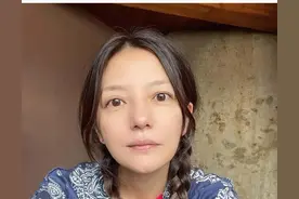 赵薇晒素颜自拍照近况曝光，完美的状态完全不像45岁的样子图片