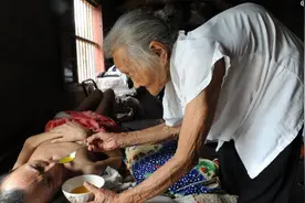 孩子有妈和没妈的区别有多大，10张图对比，没妈的孩子像根草图片