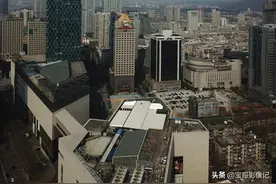 航拍南京，新冠肺炎疫情下的新街口街景，鸡鸣寺的樱花快开了吧图片