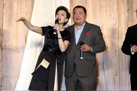 52岁杨澜和老公同框，在老公面前变娇小可人，相差2岁像隔代人图片