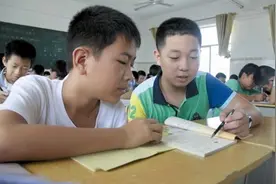 老师不像老师，学生不像学生！现在的学校更像是一个培训班图片