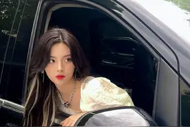 杨超越的“挂耳染”太好看了，低调也时髦，夏天想染发的女生必看图片
