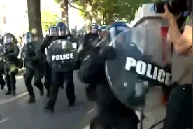 美国警察用盾牌猛击澳大利亚记者图片