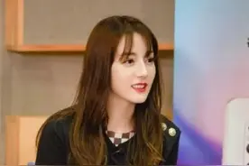 为什么迪丽热巴坐下时，总爱张开腿？黑粉的话真是“一针见血”图片
