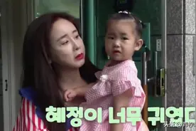 咸素媛去幼儿园接1岁女儿放学，慧贞噘嘴要哭，婆婆瘦身成功励志图片