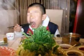 宝妈带孩子吃火锅，遭到老板的驱逐，网友：老板很威武霸气图片