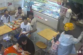 餐洒后外卖员对商家破口大骂，店员录像取证时被打伤鼻子图片