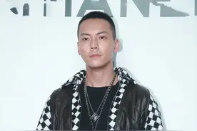 陈伟霆参加活动状态不佳，皮肤黝黑秒变糙男，服装太土被网友吐槽图片