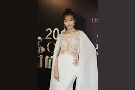 甘婷婷真敢穿，裸色配刺绣穿出“真空”即视感，网友：太惹眼了图片